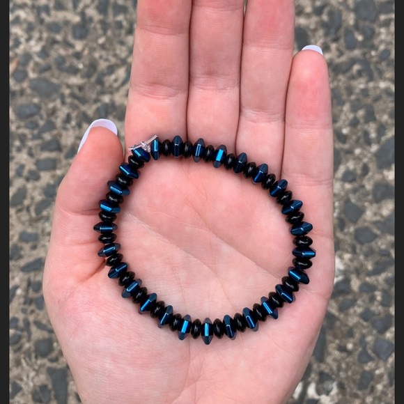 NWOT blue luster stone elastic bracelet. - Picture 3 of 3